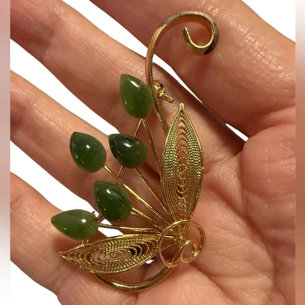Natural nephrite jade gold tone leaf brooch - Picture 3 of 6